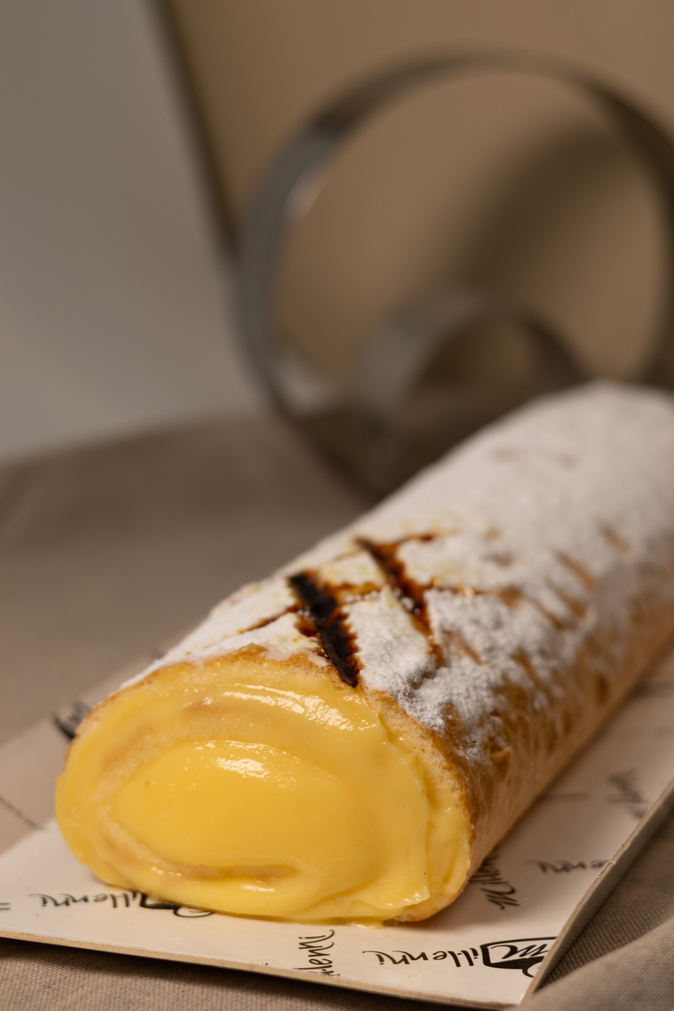 Brazo de nata y yema tostada