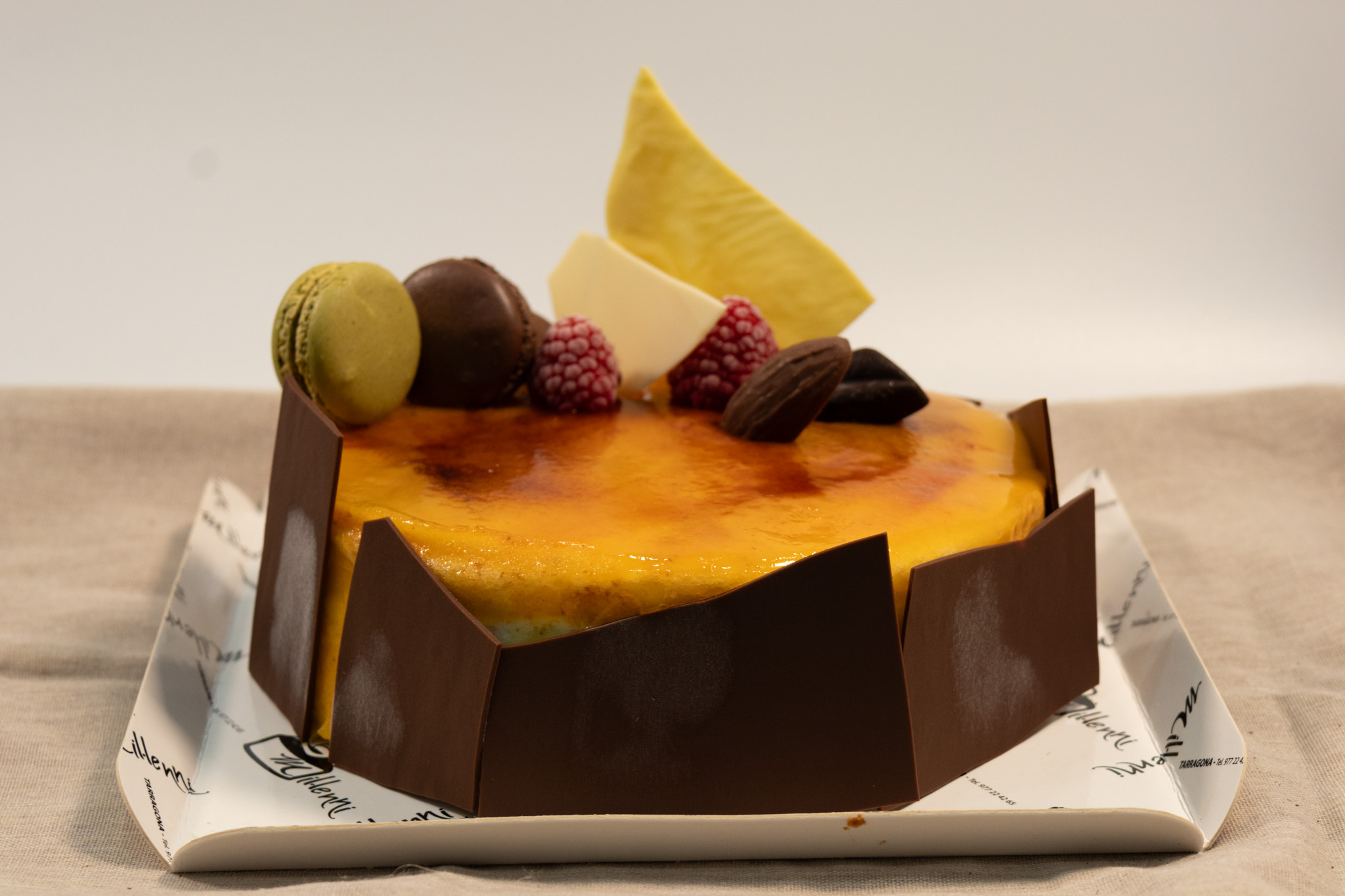 Tarta de nata y yema tostada